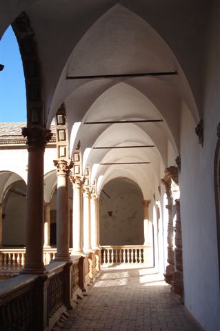 Gewelfde colonnade met Korinthische zuilen